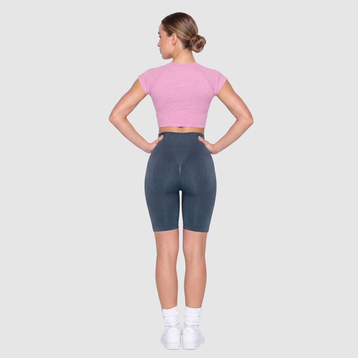 Kvinna i marinblå Sculpt 3D™ shorts mot celluliter, bakifrån, lyft och formad rumpa