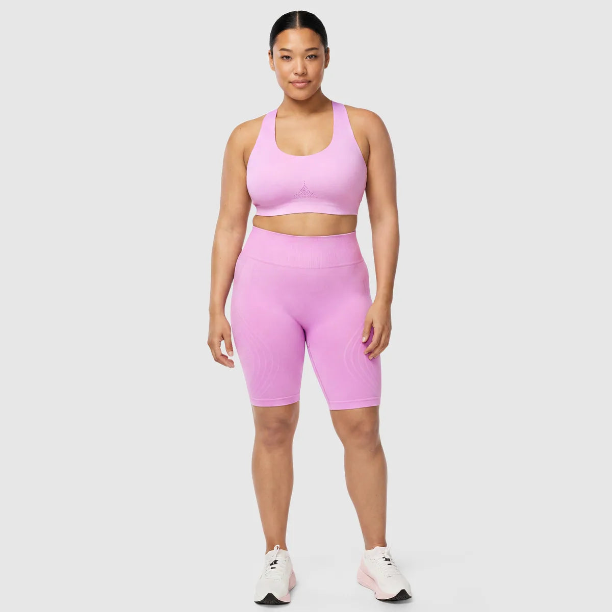 Kvinna i Sculpt 3D™ anticellulitshorts i rosa, framifrån, hög midja
