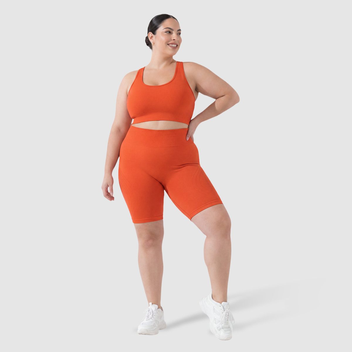 Kvinna i Sculpt 3D™ anticellulitshorts i orange, framifrån, hög midja