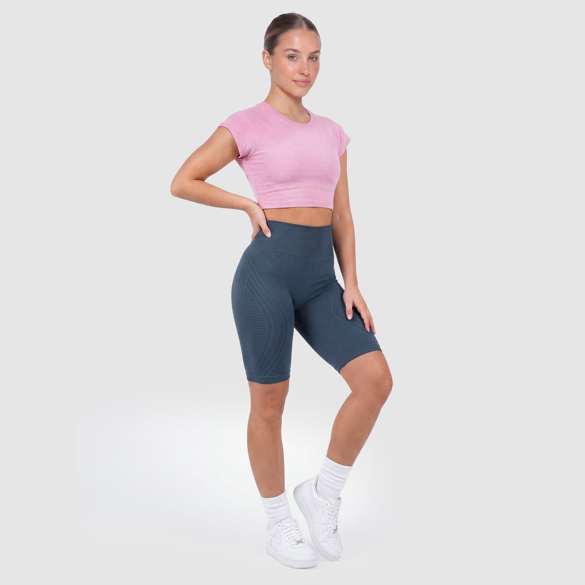 Kvinna i Sculpt 3D™ anticellulitshorts i marinblått, snett framifrån