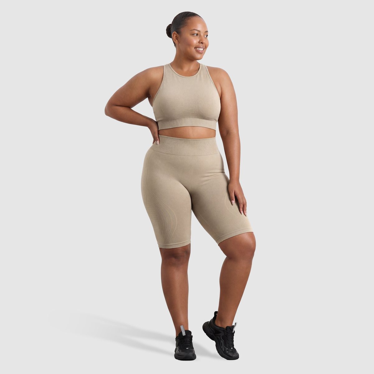 Kvinna i Sculpt 3D™ anticellulitshorts i beige, framifrån, hög midja
