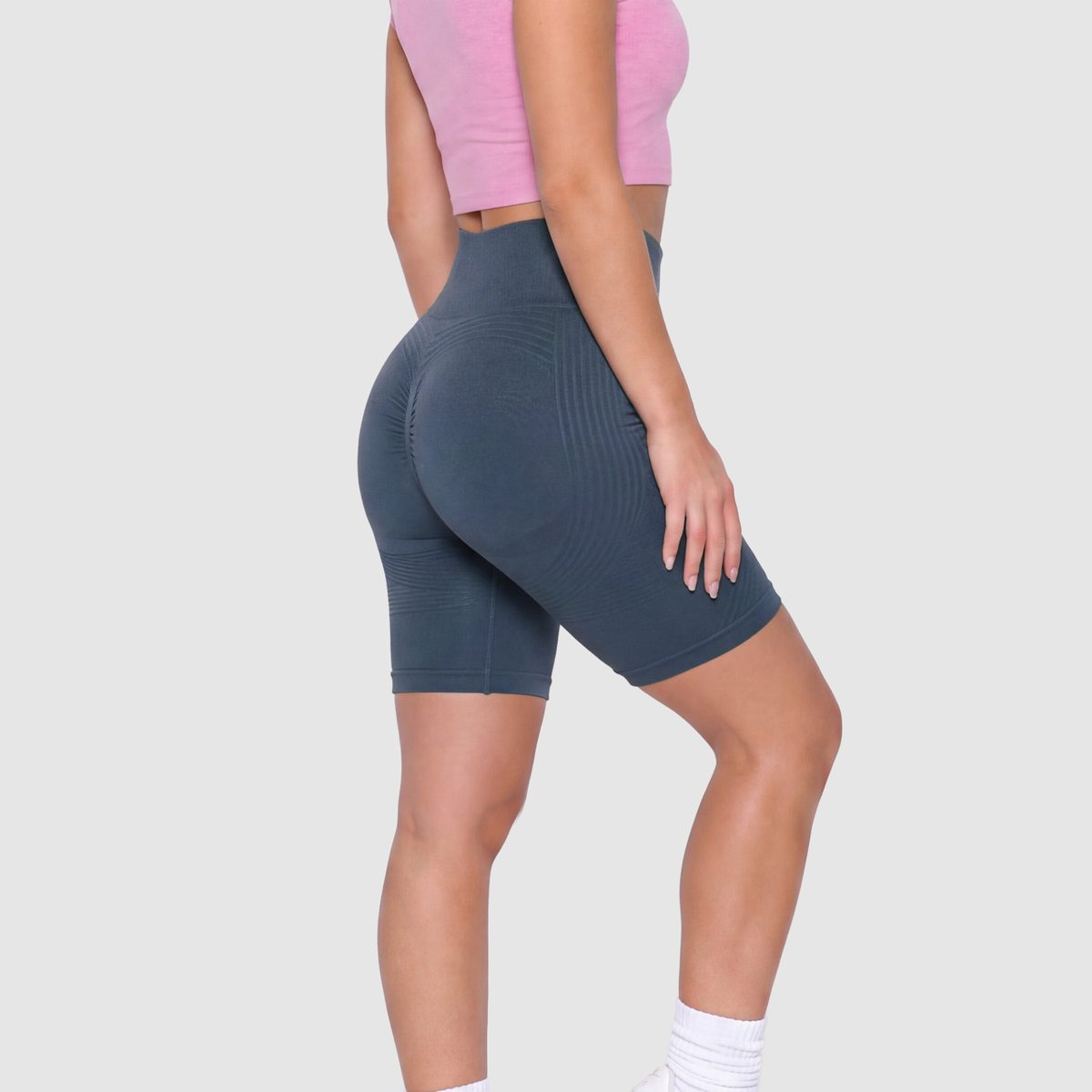 Närbild på marinblå Sculpt 3D™ shorts mot celluliter, från sidan, med lyft och form över rumpan