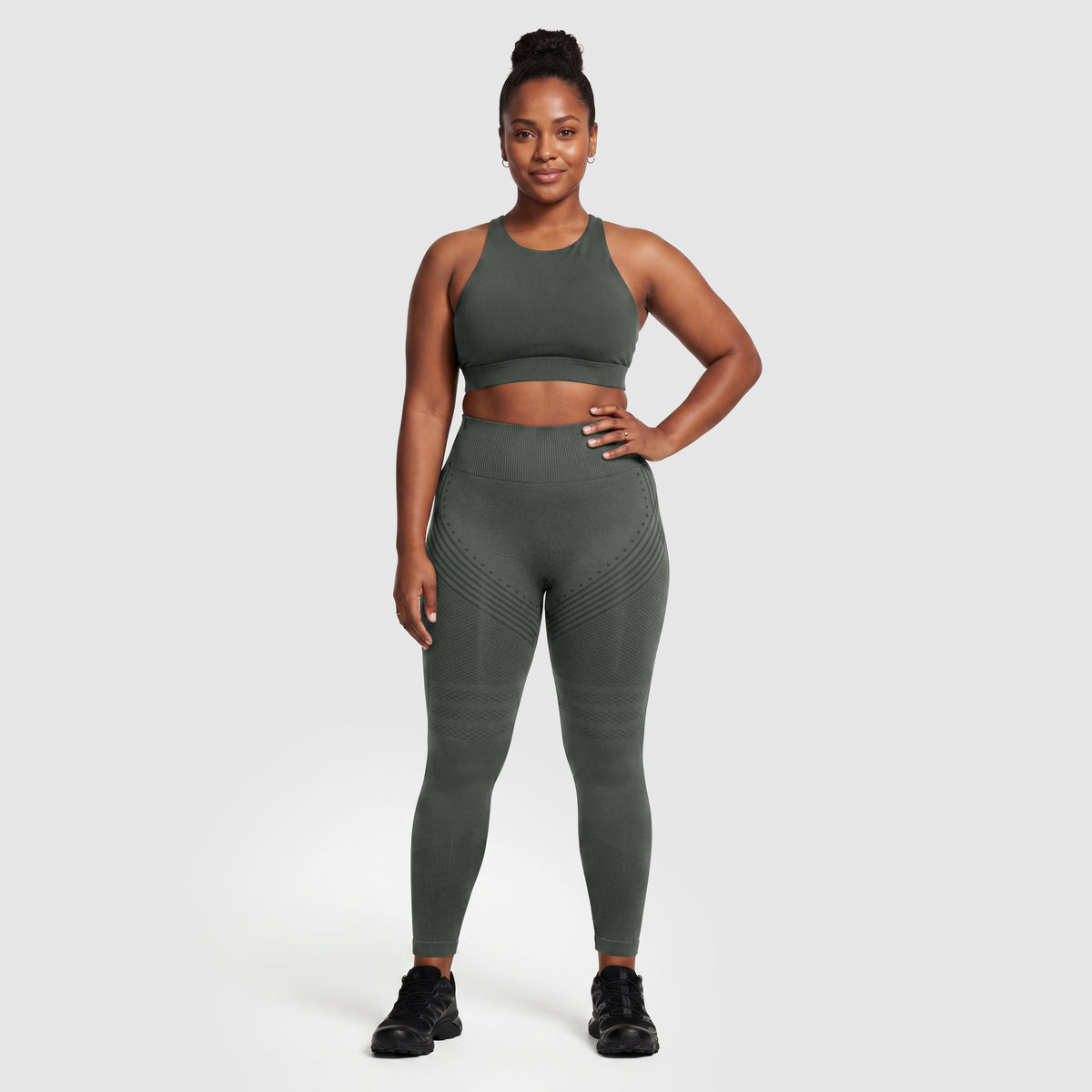 Kvinna i Sculpt 3D™ anticellulitleggings i grått, framifrån, hög midja