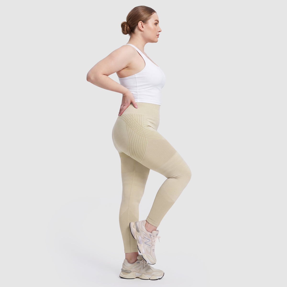 Kvinna i Sculpt 3D™ anticellulitleggings i beige, från sidan, med de formande 3D-linjerna synliga