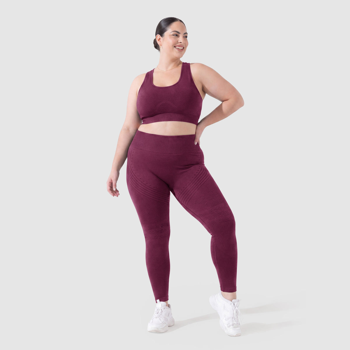 Kvinna i Sculpt 3D™ anticellulitleggings i plommon, framifrån, hög midja