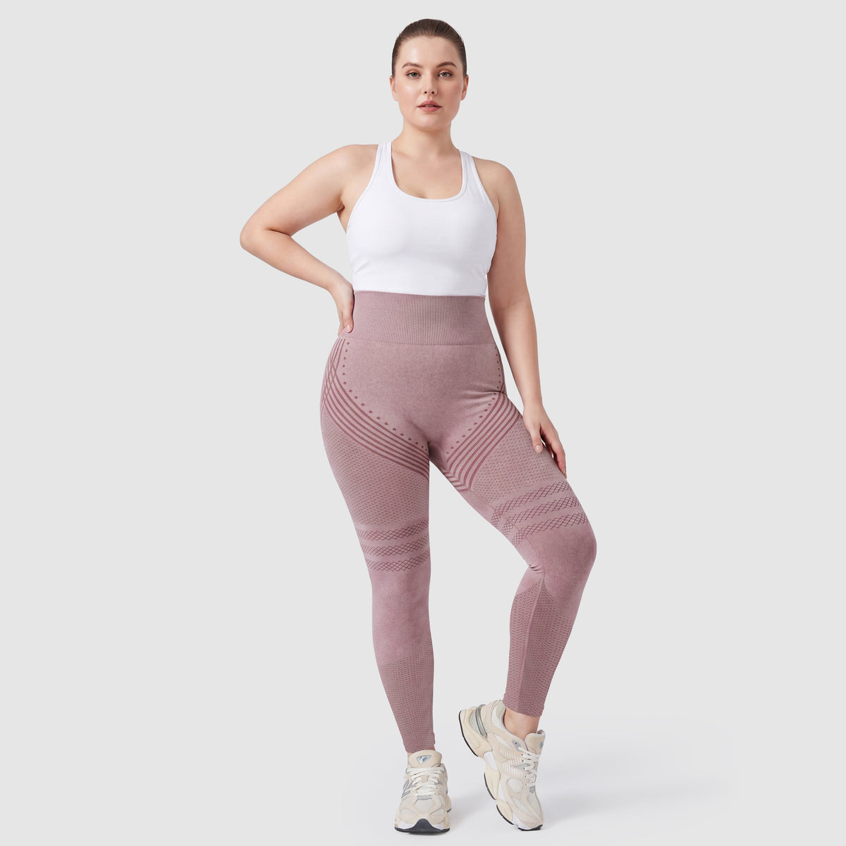 Kvinna i Sculpt 3D™ anticellulitleggings i rosa, framifrån, hög midja