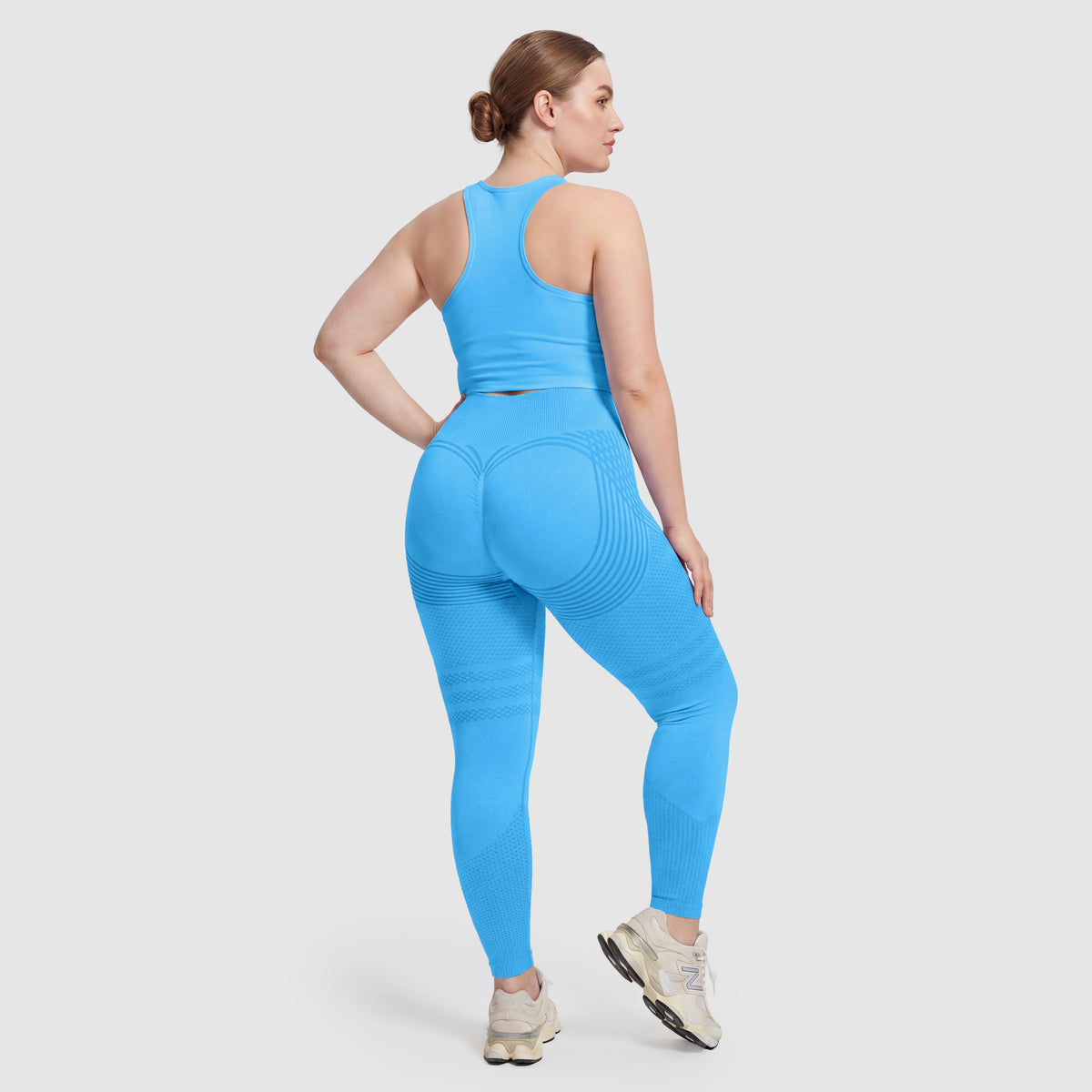 Kvinna i Sculpt 3D™ anticellulitleggings i turkos, bakifrån, lyft och formad rumpa