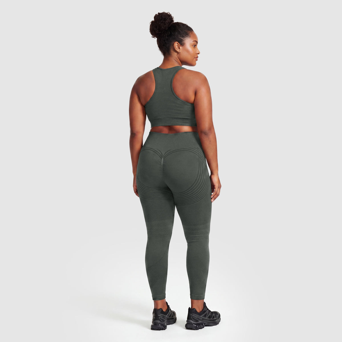 Kvinna i Sculpt 3D™ anticellulitleggings i grått, bakifrån, lyft och formad rumpa