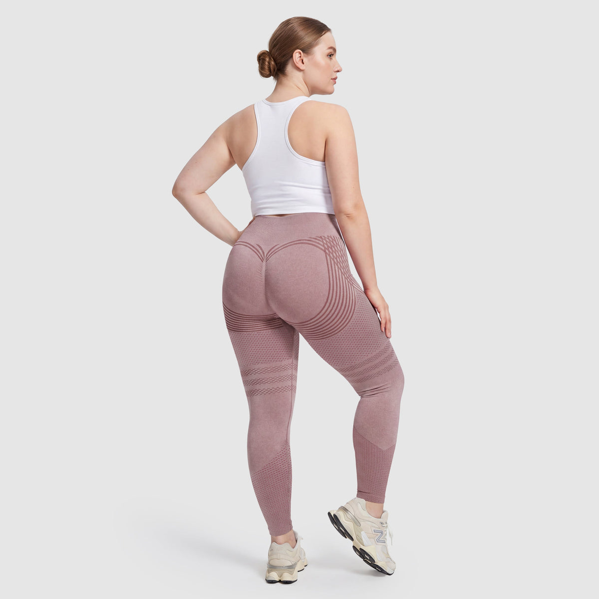 Kvinna i Sculpt 3D™ anticellulitleggings i rosa, bakifrån, lyft och formad rumpa