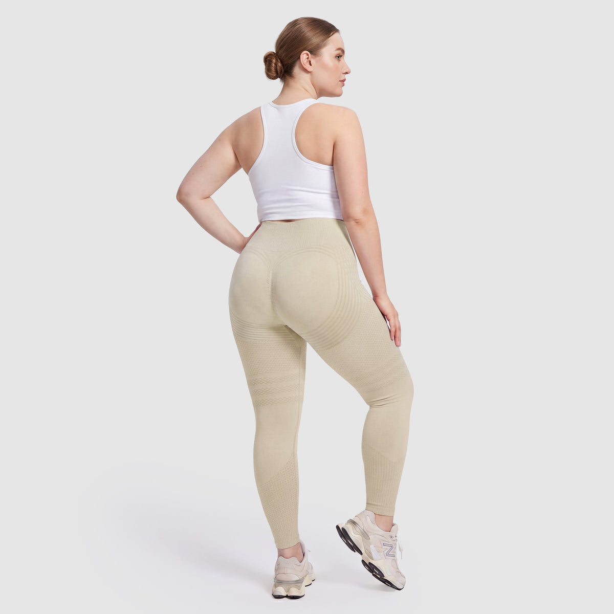 Kvinna i Sculpt 3D™ anticellulitleggings i beige, bakifrån, lyft och formad rumpa