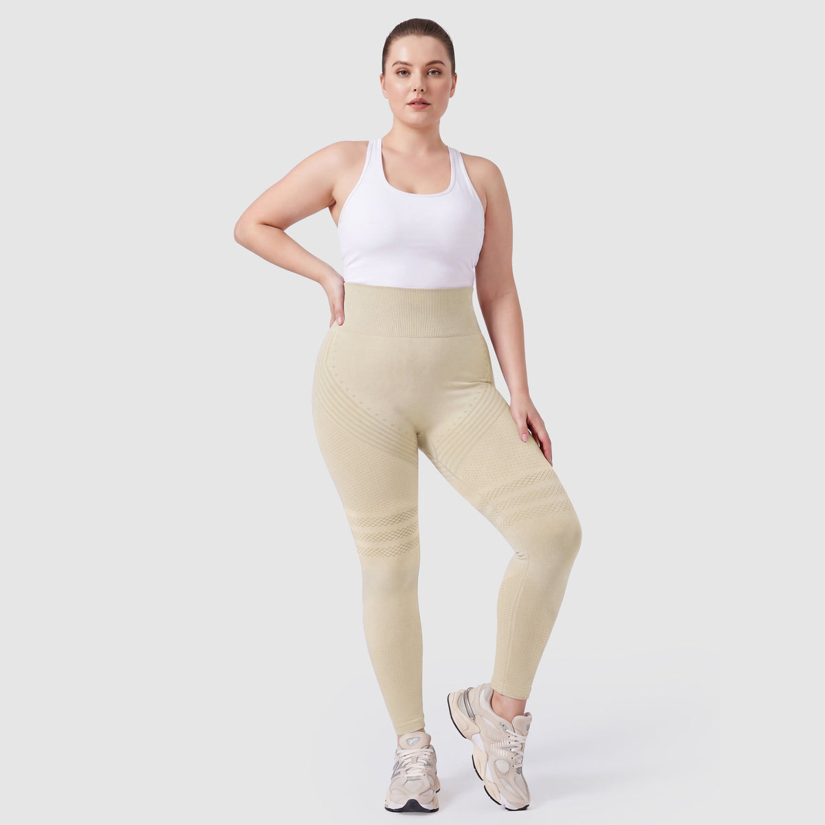 Kvinna i Sculpt 3D™ anticellulitleggings i beige, framifrån, hög midja