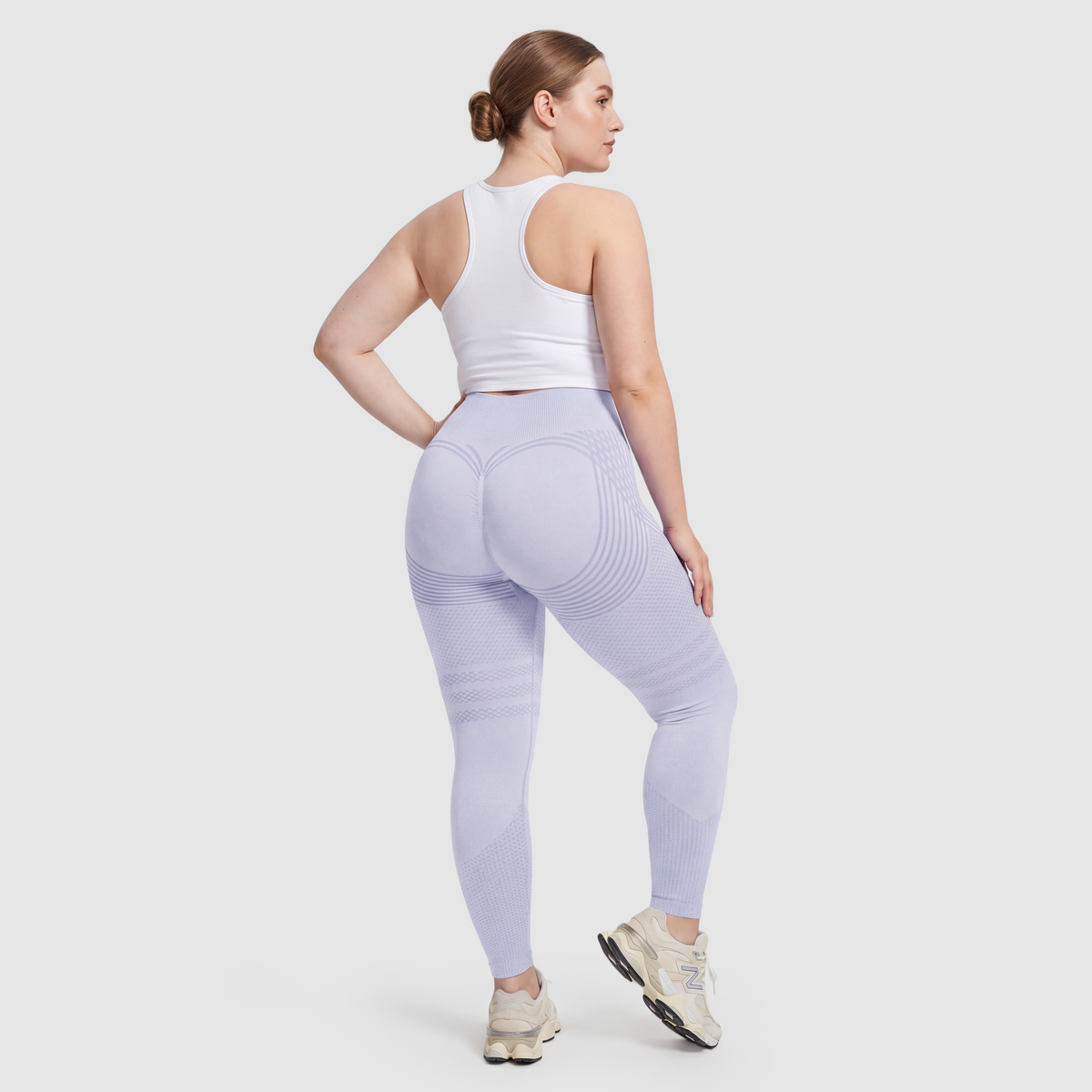 Kvinna i Sculpt 3D™ anticellulitleggings i ljusblått, bakifrån, lyft och formad rumpa