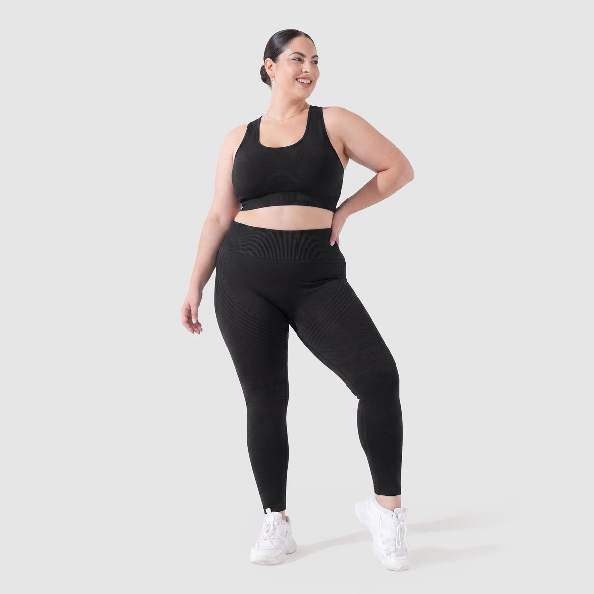 Kvinna i svarta Sculpt 3D™ leggings mot celluliter, framifrån, hög midja