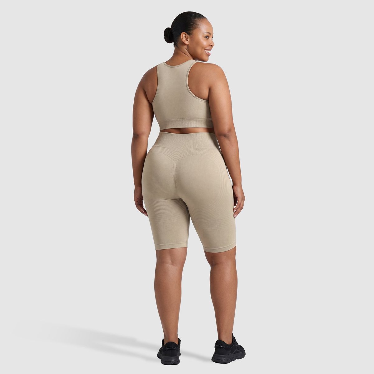 Kvinna i Sculpt 3D™ anticellulitshorts i beige, bakifrån, lyft och formad rumpa
