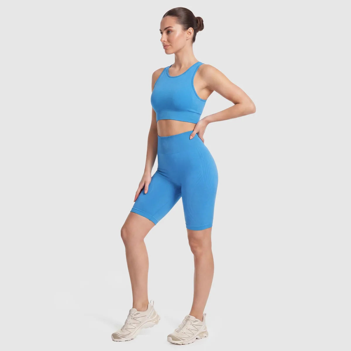 Kvinna i Sculpt 3D™ anticellulitshorts i turkos, framifrån, hög midja