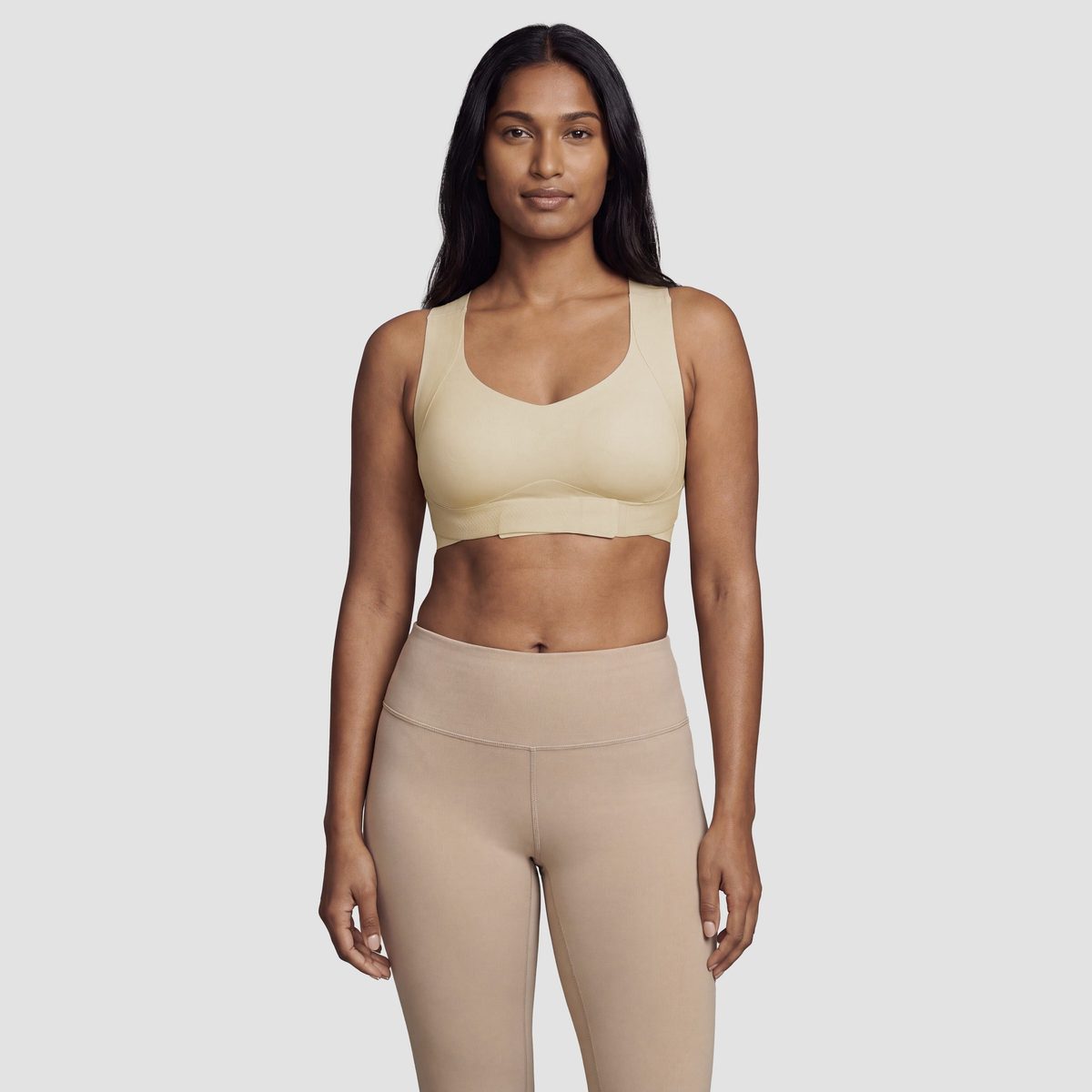 Kvinna i Sculpt trådlös hållnings-bh i beige, framifrån
