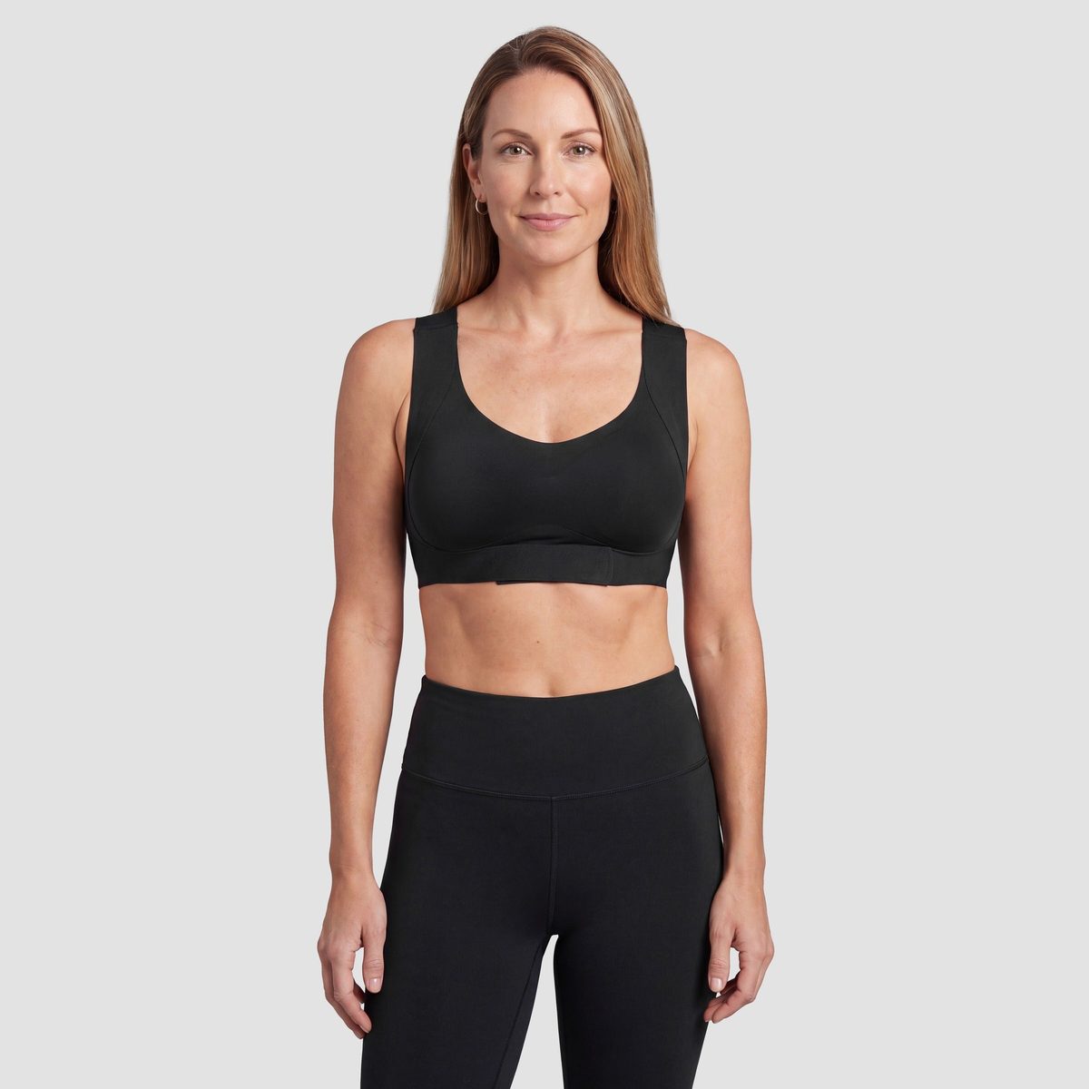 Kvinna i svart trådlös Sculpt Posture Bra, framifrån