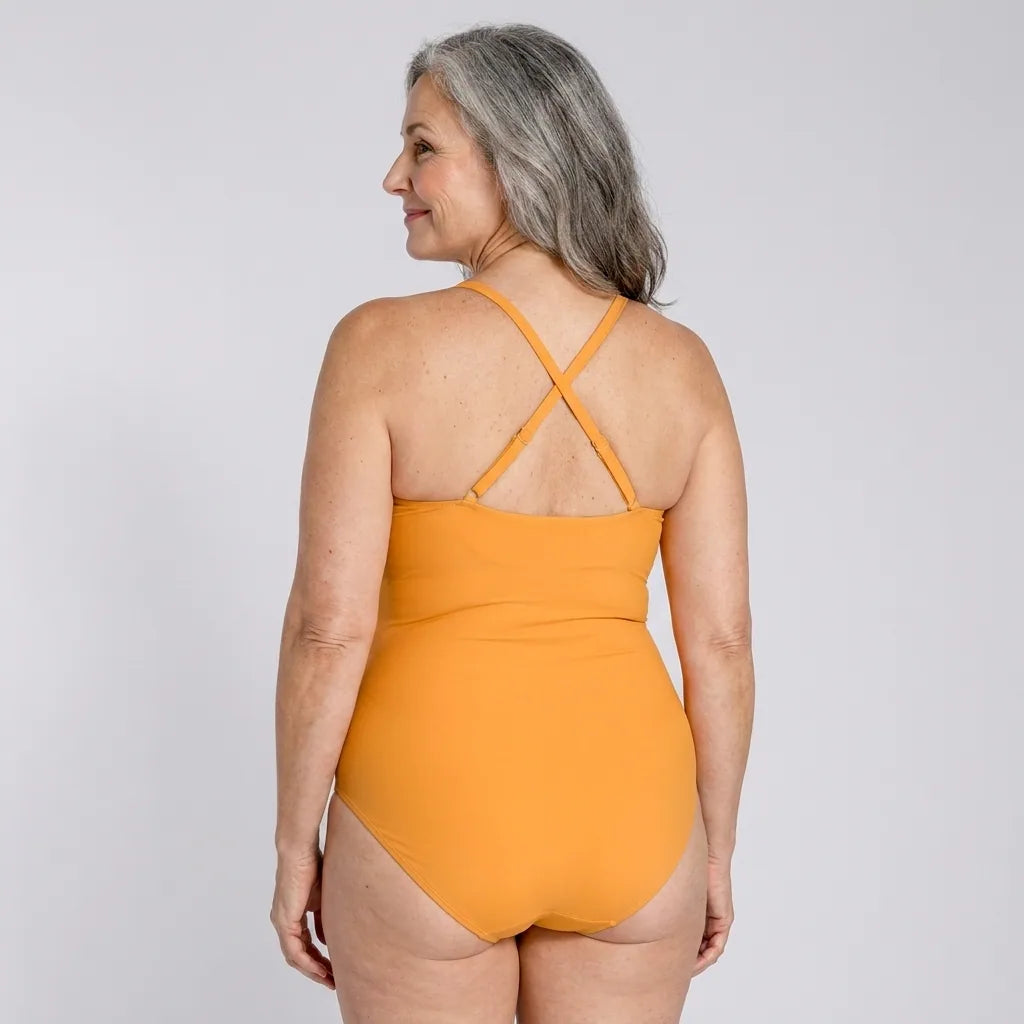 Kvinna i Sculpt™ Smooth & Lift formande baddräkt i melon, bakifrån