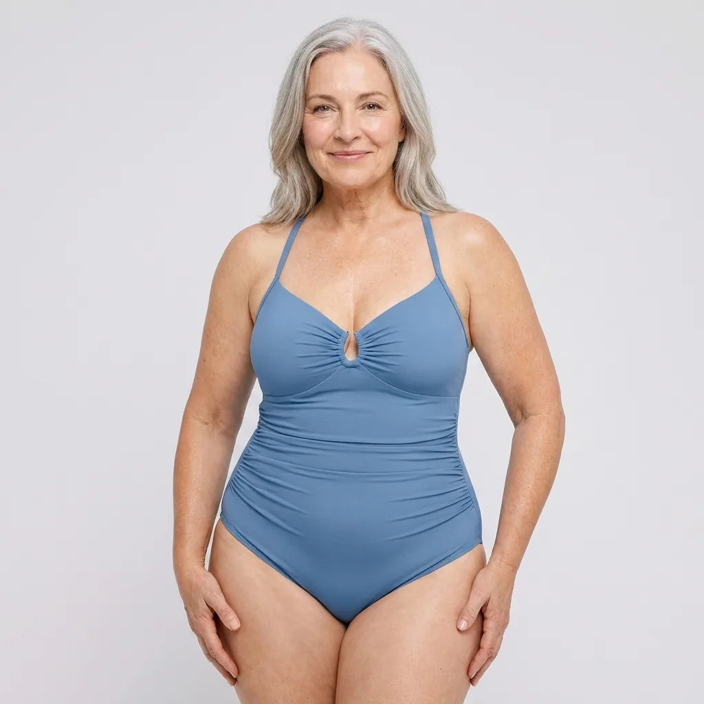 Kvinna i Sculpt™ Smooth & Lift formande baddräkt i ljusblått, framifrån
