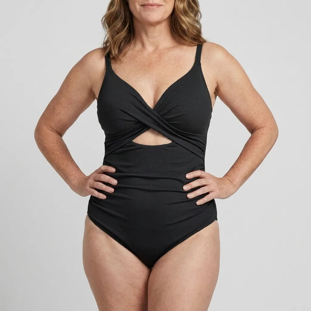 Kvinna i Sculpt™ baddräkt med vriden front och cutouts i svart, framifrån